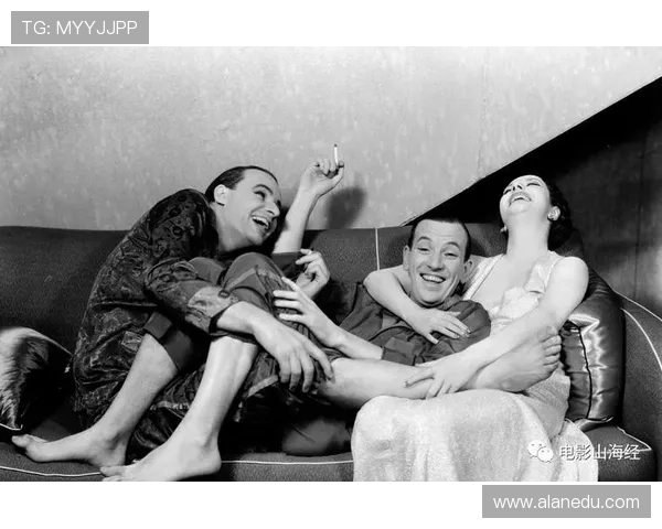 全球最受瞩目的足球明星夫妇揭秘他们的爱情与事业传奇